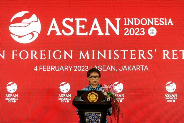 4일 인도네시아 수도 자카르타에서 열린 아세안 외교장관 회의 종료 후 의장국인 인도네시아의 레트로 마르수디 외교장관이 논의 내용을 발표하고 있다. 자카르타=EPA 연합뉴스
