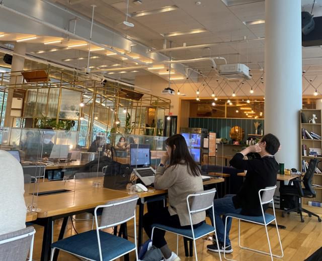 1인 스타트업 포모드의 소민경 대표는 주로 서울 역삼동의 위워크 공유 사무실을 이용한다. 위워크 제공