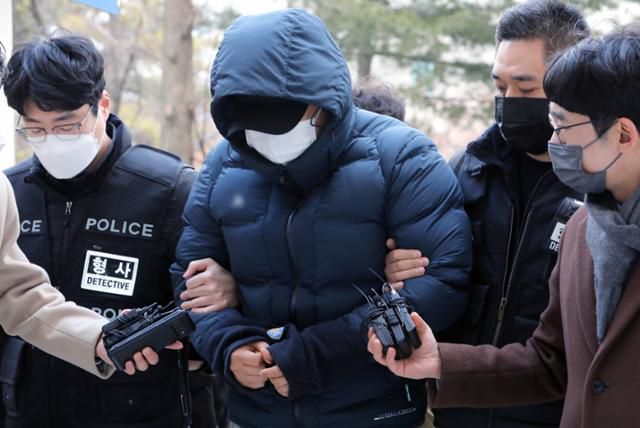 10일 오후 인천시 미추홀구 인천지법에서 아동복지법상 상습아동학대 혐의를 받는 친부 B씨가 구속 전 피의자 심사(영장실질심사)를 받기 위해 출석하고 있다. 뉴스1