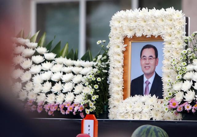 지난 1월 12일 오전 경남 창녕군청 현관 앞에 고인의 영정 사진이 놓여 있다. 연합뉴스