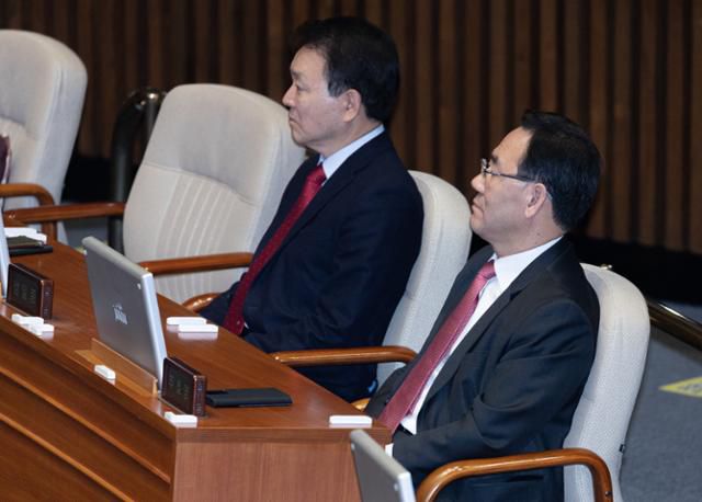 주호영(오른쪽) 국민의힘 원내대표와 성일종 정책위의장이 13일 오전 서울 여의도 국회에서 열린 제403회 국회(임시회) 제5차 본회의에서 박홍근 더불어민주당 원내대표의 교섭단체 대표연설을 듣고 있다. 뉴스1