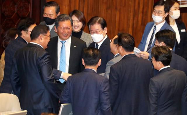 박홍근 더불어민주당 원내대표가 13일 오전 서울 여의도 국회에서 열린 제403회 국회(임시회) 5차 본회의에서 교섭단체 대표연설을 마친 후 이재명 당대표를 비롯한 의원들과 인사하고 있다. 뉴시스