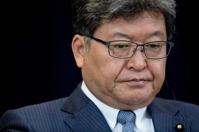 '아베파' 차기 수장을 노리는 하기우다 고이치 일본 자민당 정조회장이 경제산업장관이던 지난해 8월 29일 미국 워싱턴에서 열린 외교·상무장관 2+2회의에 참석한 후 기자회견 도중 입을 굳게 다물고 있다. 워싱턴=AFP 연합뉴스