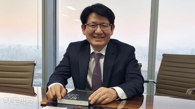 강성부 한국기업지배구조개선펀드(KCGI) 대표가 7일 서울 여의도 KCGI 사무실에서 본보와 인터뷰하고 있다. 윤주영 기자