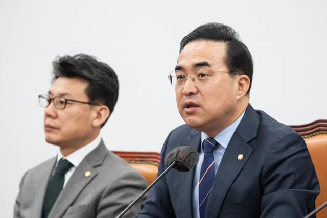 박홍근(오른쪽) 더불어민주당 원내대표가 16일 서울 여의도 국회에서 열린 정책조정회의에서 모두발언을 하고 있다. 뉴스1