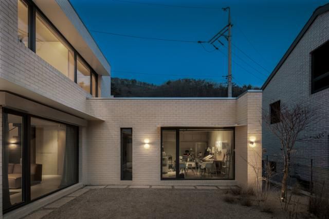 가족들이 가장 많은 시간을 보내는 외부 마당. 관리의 편의성을 위해 마사토를 깔아 비워두고 주변에 마른 그라스를 식재했다. 이재우 건축사진작가 제공