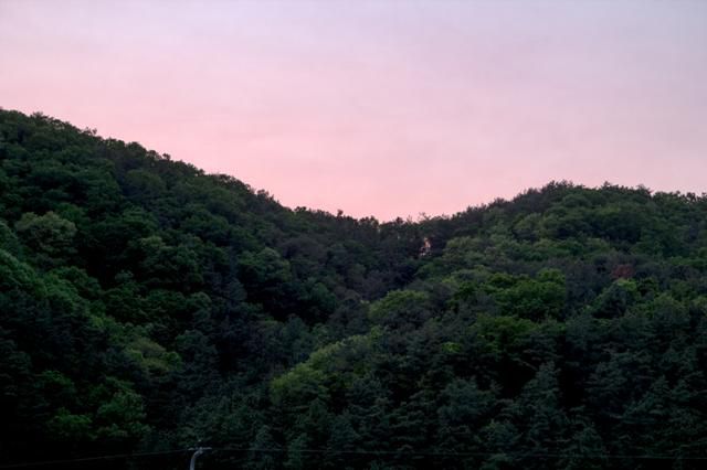 건축주가 찍은 여름날의 앞산 풍경과 노을. 박성일 건축가 제공