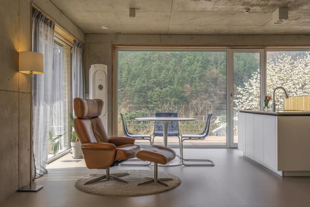 1층엔 통창을 달아 시선을 자연으로 확장했다. 넓지 않은 면적이지만 답답함이 없다. 이재우 건축사진작가 제공