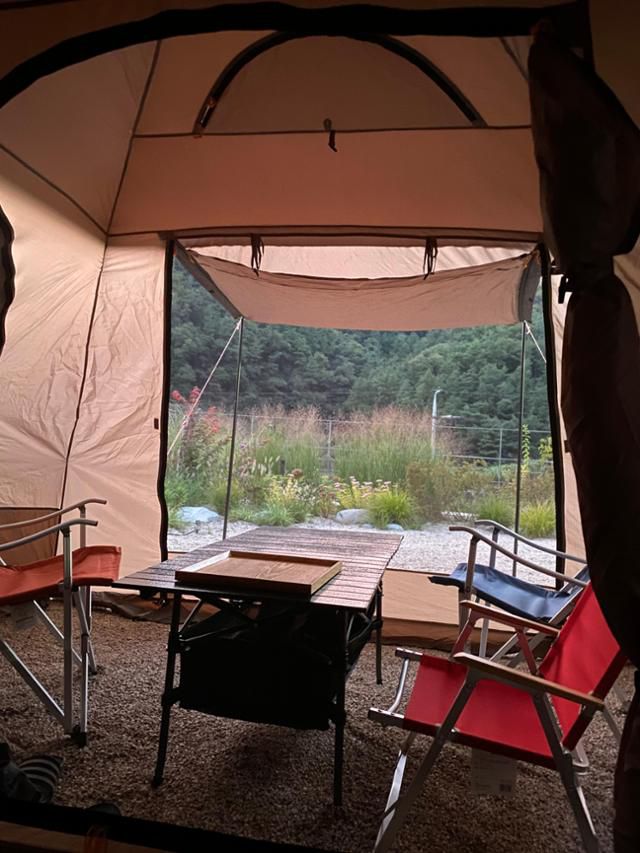 봄가을에는 24시간 마당에 텐트를 설치하고 지낸다는 건축주 가족. 세 사람을 위한 마당에서 여행하듯 일상을 사는 방법을 배운다. 박성일 건축가 제공