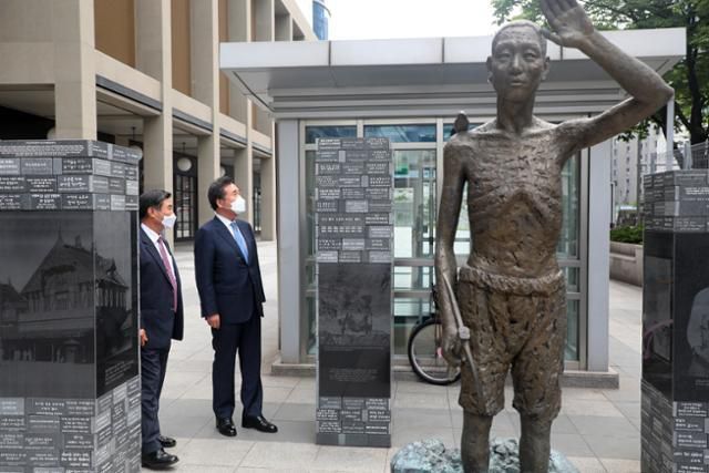 이낙연(오른쪽) 전 더불어민주당 대표가 9일 오전 서울 용산역 광장에서 일제강제징용 노동자상을 살펴보고 있다. 뉴스1