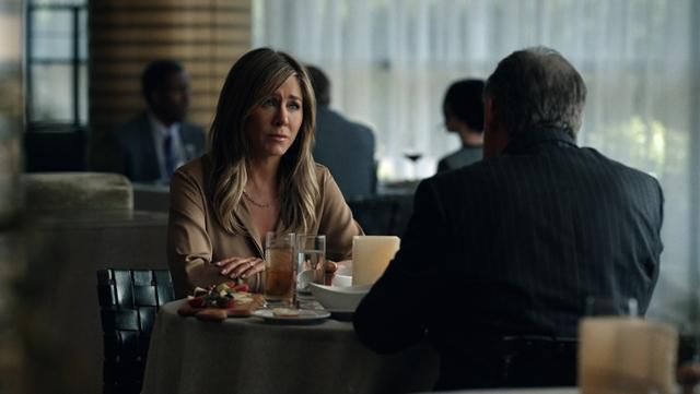 아침 뉴스 프로그램 진행자 알렉스(왼쪽)는 방송국에서 살아남기 위해 여러 방법을 모색하면서도 옳은 일이 무엇인지 고민한다. 애플TV플러스 제공