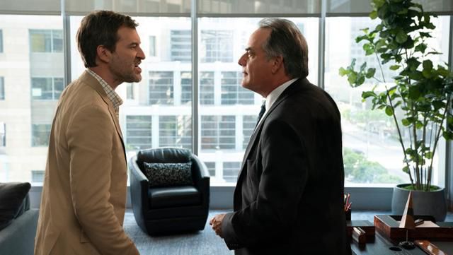 인기 아침 뉴스 프로그램의 진행자가 미투로 물러나자 이에 대한 책임을 두고 방송국 안에서는 권력 투쟁이 벌어진다. 애플TV플러스 제공