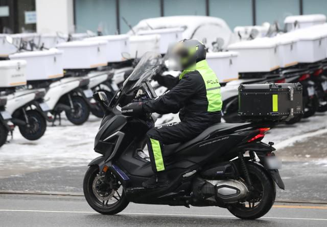26일 서울 시내에서 배달기사가 물품을 배달하고 있다. 뉴스1