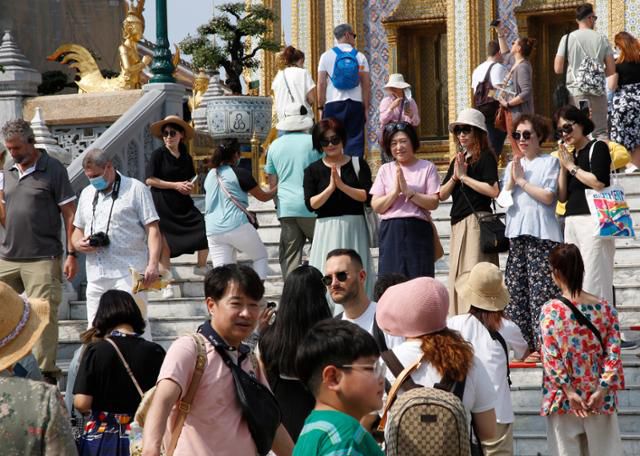 7일 태국 방콕의 한 사원을 중국 단체 관광객들이 둘러보고 있다. 방콕=EPA 연합뉴스