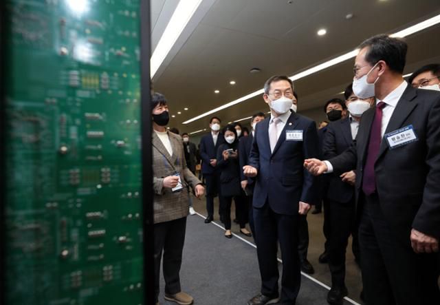 이종호(앞줄 가운데) 과학기술정보통신부 장관이 'K네트워크 2030 전략' 실현을 위한 현장 방문으로 20일 오후 서울 서초구에 위치한 삼성전자 서울RD캠퍼스를 찾아 회사 관계자들의 설명을 듣고 있다. 뉴스1 제공