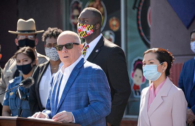 래리 호건 메릴랜드 주지사가 지난해 아시아 폭력과 차별에 관한 연설을 하고 있다. 그의 부인 유미 호건이 옆에 서있다. AP 연합뉴스