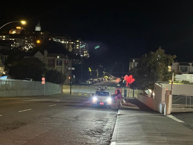 미국 샌프란시스코의 한 타깃 매장에서 일하는 직원 니아가 무인 자율주행 택시 크루즈에 탑승하고 있다. 밤에 택시를 자주 타는 그는 우버보다 사람을 마주칠 필요가 없는 로보택시가 더 안전하게 느껴진다고 했다. 샌프란시스코=이서희 특파원