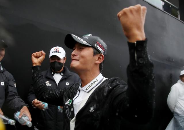 김영수가 2022년 10월 9일 인천 송도 잭니클라우스 골프클럽 코리아에서 열린 KPGA 코리안투어 제네시스 챔피언십에서 우승을 확정짓고 기뻐하고 있다. KPGA 제공