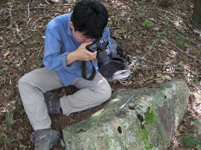 우동걸 연구원이 울산 울주군에서 담비의 배설물을 촬영하고 있는 모습. 우동걸 연구원 제공