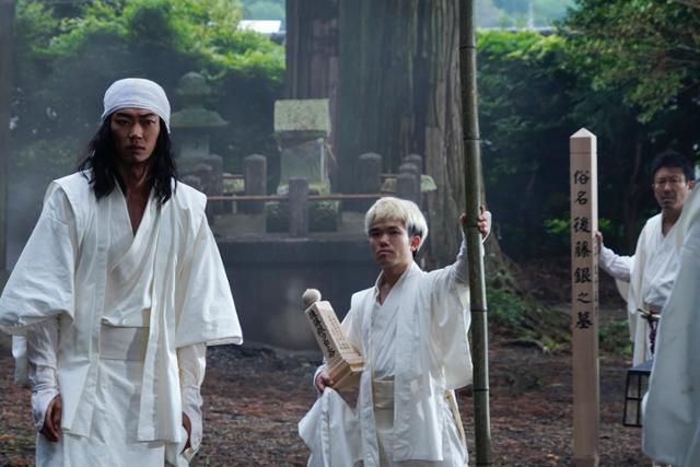 마을을 지배하는 고토 가문은 일족을 장례 치를 때 죽은 자의 살을 나눠 먹는다는 소문이 있다. 월트디즈니컴퍼니 코리아 제공