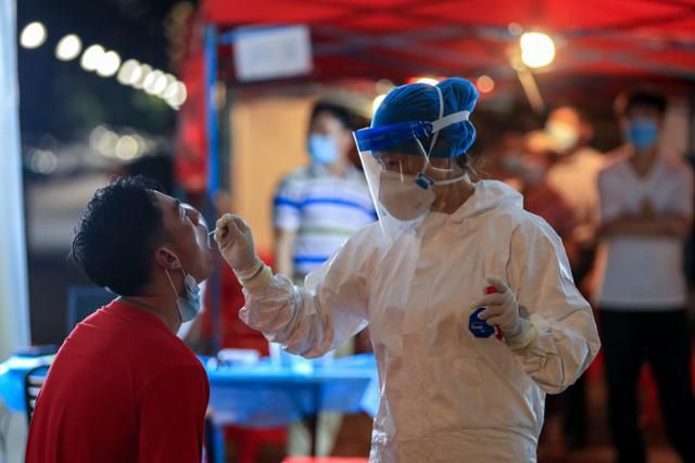 코로나19 기원지로 지목된 중국 후베이성 우한에서 한 시민이 유전자증폭(PCR) 검사를 받고 있다. 우한=AP 연합뉴스