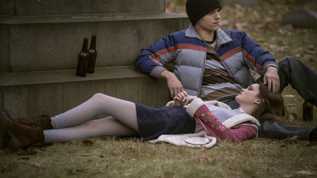 체리는 연인 에밀리와 뜨거운 사랑을 나누나 치기 어린 선택을 하면서 인생행로가 급격히 바뀐다. 애플TV플러스 제공