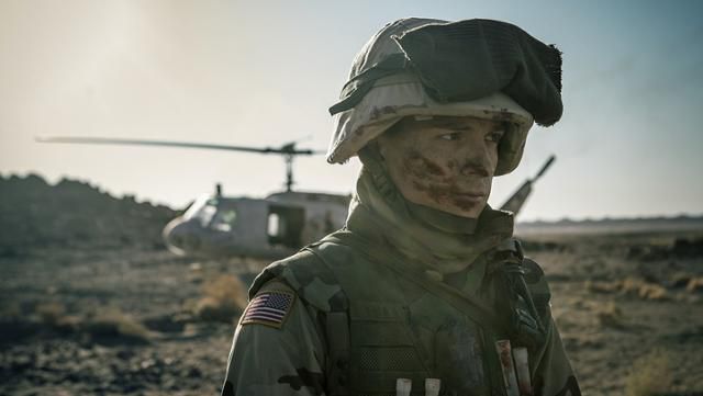 체리는 전장에서 부상 없이 살아서 돌아오나 실제로는 마음의 상처를 깊이 입었다. 애플TV플러스 제공