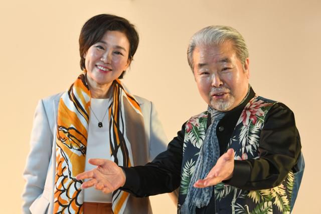 박은혜(왼쪽) 오르가니스트와 김덕수 사물놀이 명인이 6일 서울 중구 한국일보에서 인터뷰를 앞두고 포즈를 취하고 있다. 김영원 인턴기자