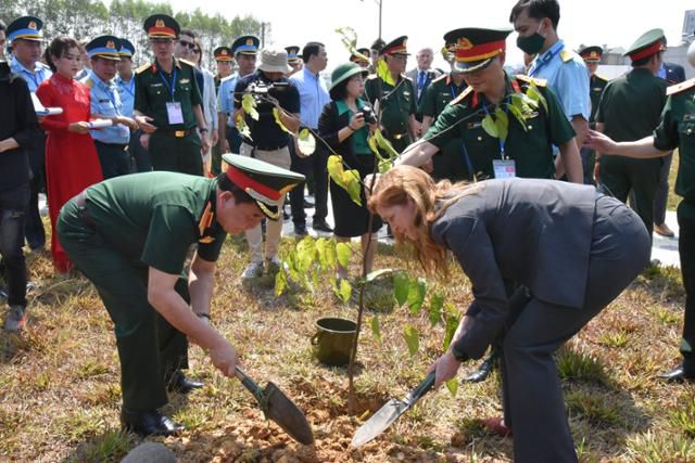 7일 베트남 남부 동나이 비엔호아 공군기지에서 서맨사 파워(앞줄 오른쪽) 미국 국제개발처(USAID) 처장과 호앙쑤안찌엔(앞줄 왼쪽) 베트남 국방부 차관이 삽을 들고 묘목을 심고 있다. 동나이=허경주 특파원