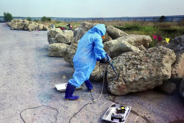 지난 1월 베트남 남부 동나이의 비엔호아 공군기지에서 다이옥신 제거 작업이 진행되고 있다. 미국 국제개발처(USAID) 제공