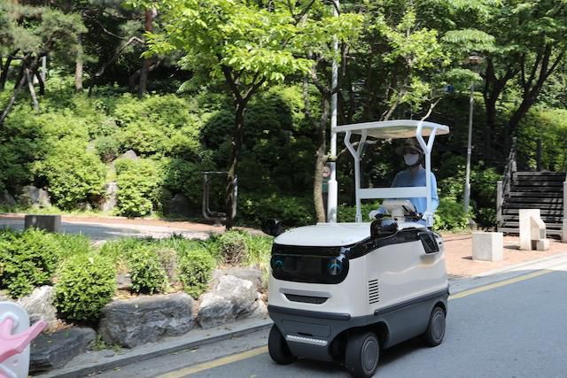 '야쿠르트 아주머니'로 불리는 hy의 프레시 매니저가 전동카트를 타고 배달 중이다. hy 제공