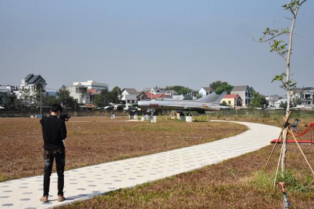 7일 베트남 남부 동나이 비엔호아 공군기지 내 다이옥신 정화 작업이 완료된 부지의 모습. 한때 마주 보고 싸웠던 베트남군 전투기(앞)와 미군 전투기(뒤)가 이제는 한 방향을 바라보는 상태로 놓여 있다. 동나이=허경주 특파원