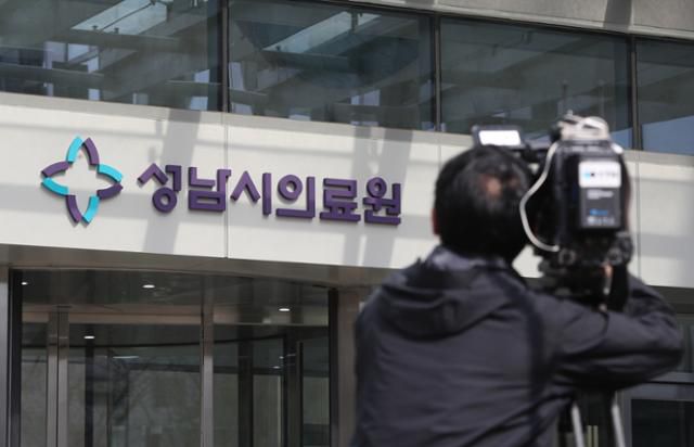 지난 9일 오후 이재명 더불어민주당 대표의 측근이자 이 대표의 경기도지사 시절 초대 비서실장을 지낸 전형수씨가 자택에서 숨진 채 발견돼 경찰이 조사에 나섰다. 경찰은 현장에서 메모 형식의 유서를 발견, 전씨가 극단적 선택을 한 것으로 추정하고 있다. 사진은 10일 오후 전씨의 빈소가 마련된 경기 성남시 수정구 성남시의료원의 모습. 성남=뉴스1