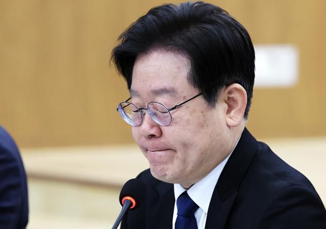 이재명 더불어민주당 대표가 10일 오전 경기 수원시 경기도의회에서 열린 현장 최고위원회에서 발언 중 굳은 표정을 짓고 있다. 수원=연합뉴스