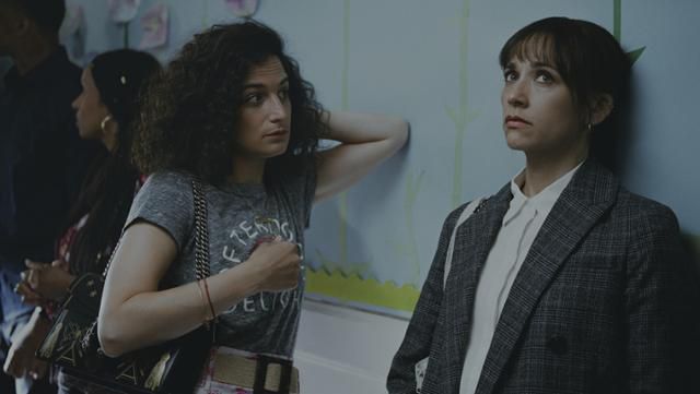 로라는 주변사람들의 이러저러한 말들을 들으면서 남편에 대한 의심을 더욱 키우게 된다. 애플TV플러스 제공