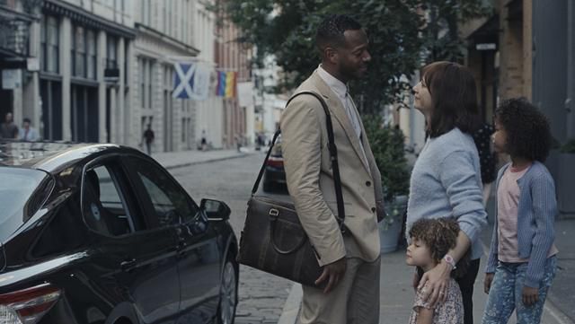 남편 딘은 여전히 다정하고 가정적이나 로라를 대하는 모습이 예전만 못하다. 애플TV플러스 제공