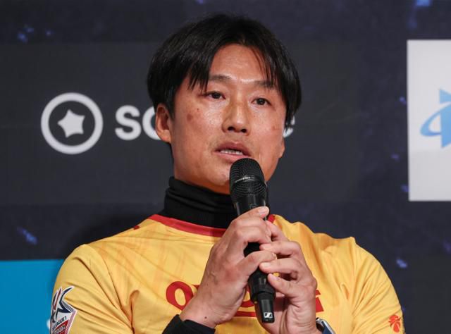 이정효 감독이 2023년 2월 20일 서울 서초구 더K호텔에서 열린 2023 K리그 미디어데이 행사에서 출사표를 던지고 있다. 타팀 감독들이 모두 정장을 입었던 이 행사에 이 감독은 광주 소속 선수인 이으뜸의 유니폼을 착용하고 참석했다. 그는 비시즌 중 부상을 당한 이으뜸을 위로하기 위해서 유니폼을 입었다고 밝혔다. 연합뉴스