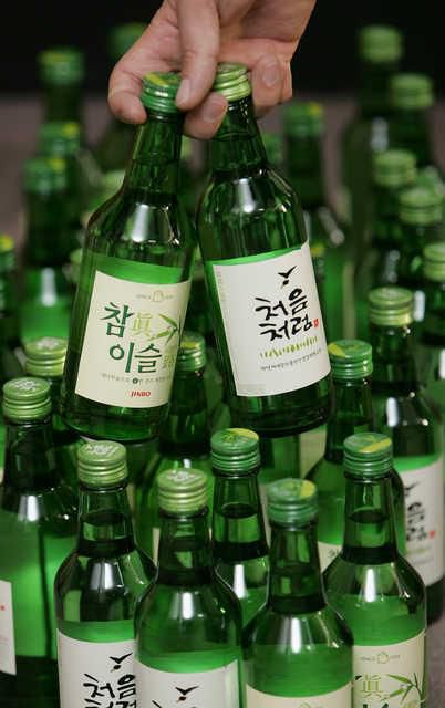 2000년대 중반 판매 경쟁이 치열했던 하이트진로 '참이슬'과 롯데칠성음료 '처음처럼'의 모습. 당시 소주의 도수는 20도였다. 한국일보 자료사진