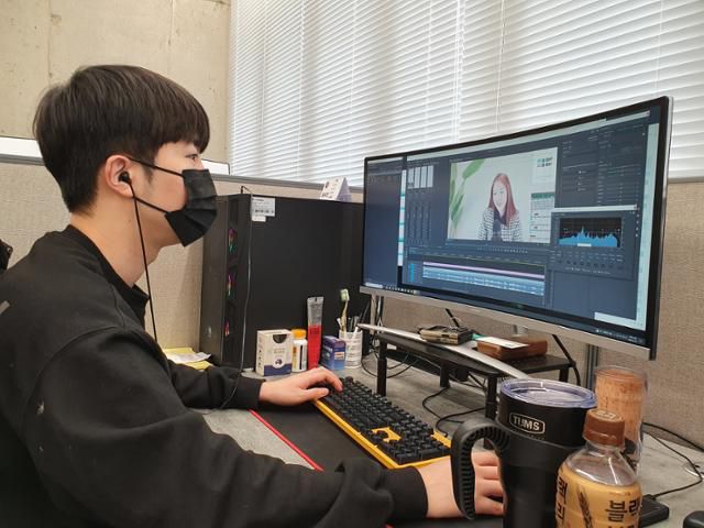 김국현 테키 콘텐츠팀 PD가 유튜브 채널 ‘모두의 지인’ 영상을 편집하고 있다. 손서영 인턴기자