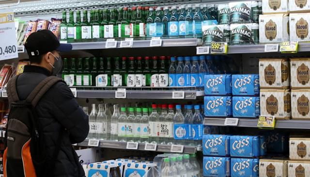 1월 25일 서울의 한 대형마트에 소주와 맥주가 진열되어 있다. 뉴스1