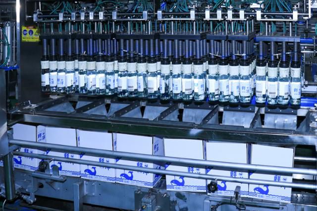 2일 대전 서구 충청권 주류업체 맥키스컴퍼니의 소주 공장에서 생산된 선양소주가 20본입 박스에 포장되고 있다. 맥키스컴퍼니 제공