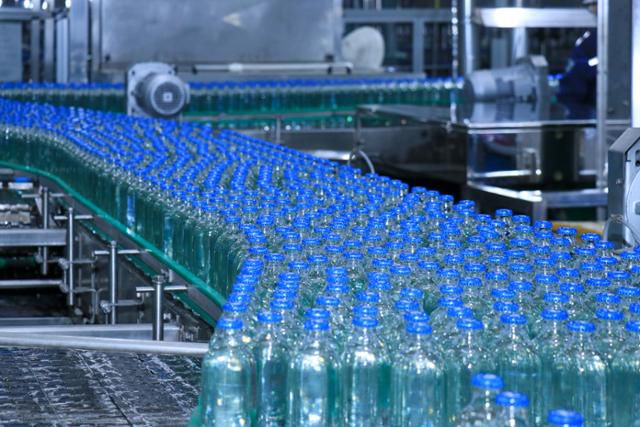 대전 선양소주 공장의 주정 주입 및 병마개 타공 모습. 맥키스컴퍼니 제공