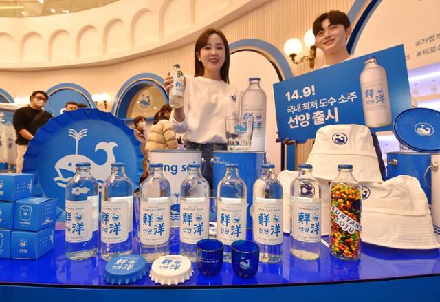 선양소주가 출시된 2일 대전 유성구 신세계백화점에서 열린 팝업스토어에서 모델들이 최저 도수 14.9도 선양소주를 소개하고 있다. 맥키스컴퍼니 제공