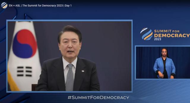 윤석열 대통령이 29일 청와대 영빈관에서 화상으로 진행된 제2차 민주주의 정상회의 본회의에 앞서 오프닝 영상에서 민주주의에 대해 이야기하고 있다. 연합뉴스