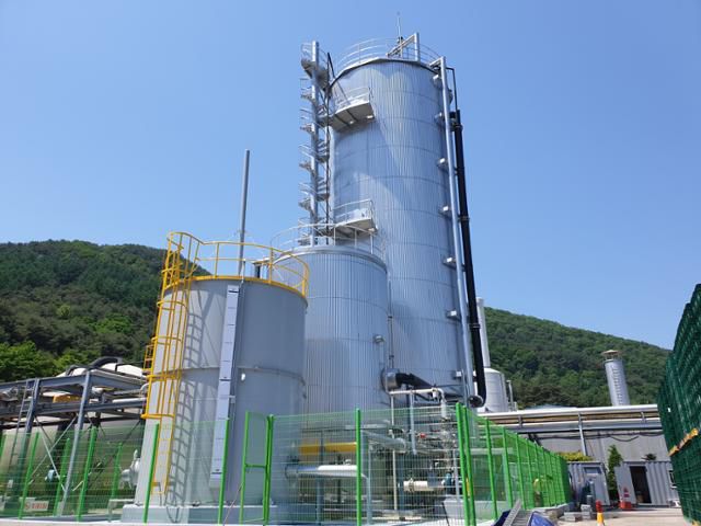 하이트진로 강원공장의 고효율 폐수처리시설 '혐기성 소화조' 모습. 혐기성 소화조는 맥주를 생산할 때 배출되는 부산물과 폐수를 미생물을 이용해 정화하는 폐수처리 시설이다. 하이트진로 제공