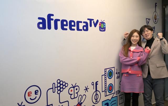 아프리카TV BJ 장아나(왼쪽)와 소대수캐스터가 경기 성남시 아프리카TV 본사에서 파이팅을 외치고 있다. 성남=서재훈 기자