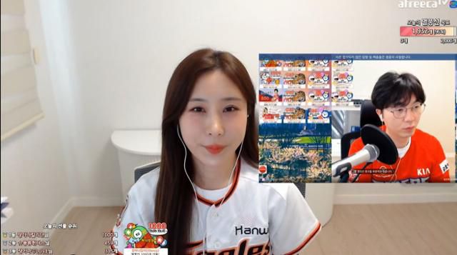 BJ 장아나(큰 화면)와 소대수캐스터는 평소 경기 때마다 따로 방송을 진행하지만 경기 전후에는 함께 기획한 콘텐츠를 방송한다. 14일 기아 타이거즈와 한화 이글스가 시범 경기에서 맞붙었을 때 방송 모습. 아프리카TV 화면 캡처