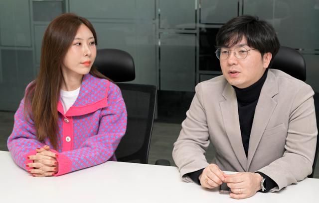 아프리카TV BJ 장아나(왼쪽)와 소대수캐스터가 경기 성남시 아프리카TV 대회의실에서 인터뷰를 하고 있다. 성남=서재훈 기자