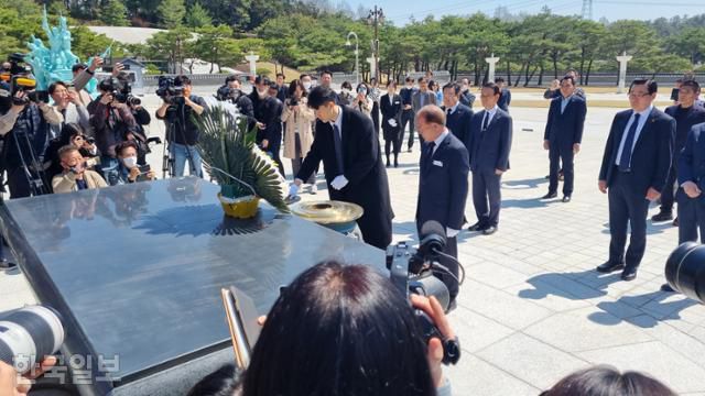 전두환 전 대통령의 손자 우원씨가 31일 광주 망월동 5‧18민주묘지를 찾아 헌화하고 있다. 광주=김진영 기자