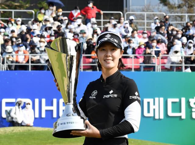 박지영이 2022년 4월 17일 경기 여주 페럼클럽에서 열린 한국여자프로골프(KLPGA) 투어 메디힐 한국일보 챔피언십에서 와이어투와이어 우승을 차지한 후 트로피를 들고 활짝 웃고 있다. 한국일보 자료사진